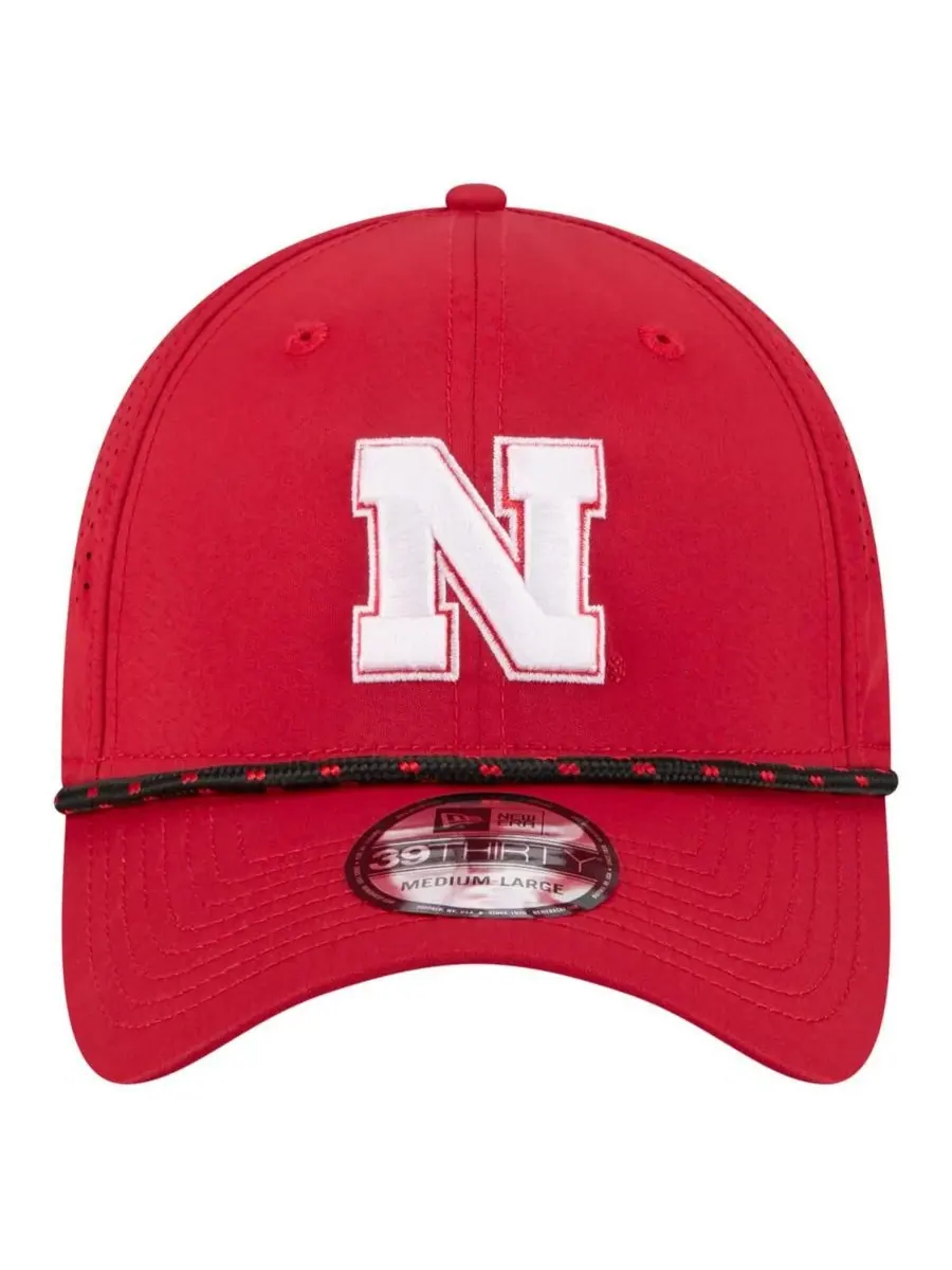 Мужская алая кепка Nebraska Huskers Rope 39THIRTY Flex Hat New Era — изображение 5 из 5, алый