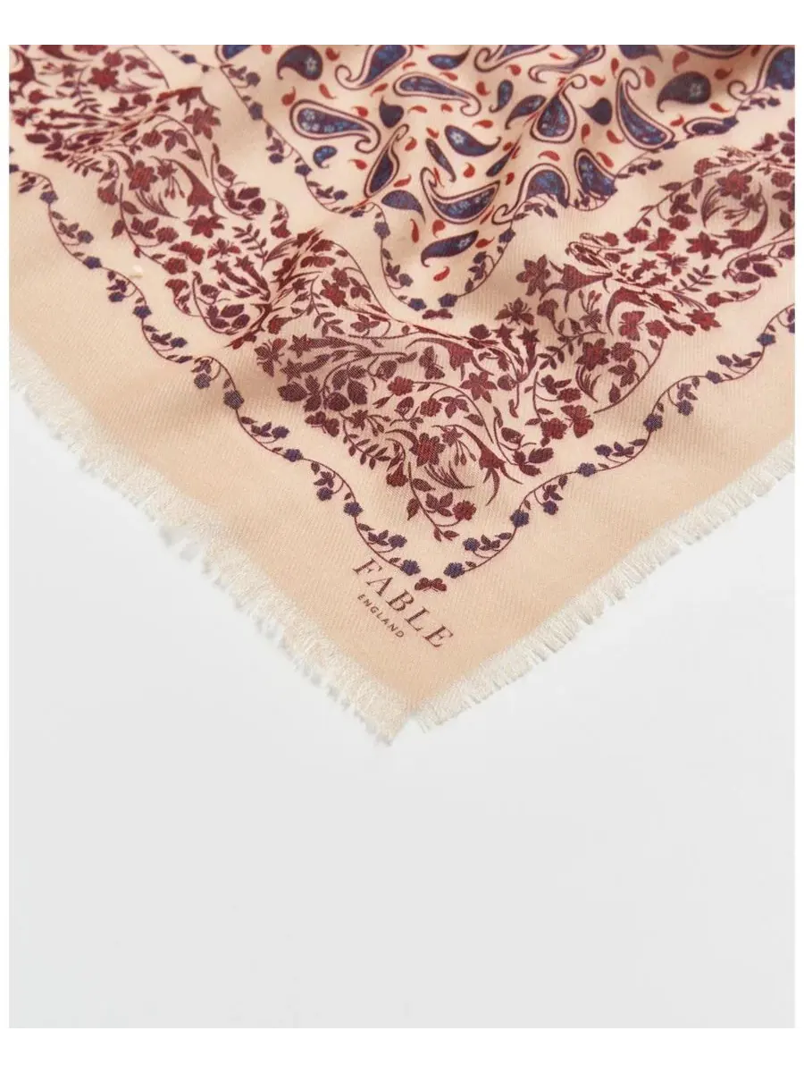 Шелковый платок с пейсли-принтом, 120 см, Paisley Folk Caramel Fable England — изображение 5 из 5, карамель