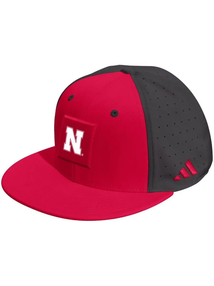 Adidas Мужская и женская бейсболка Nebraska Huskers Performance с плоским козырьком и регулируемым