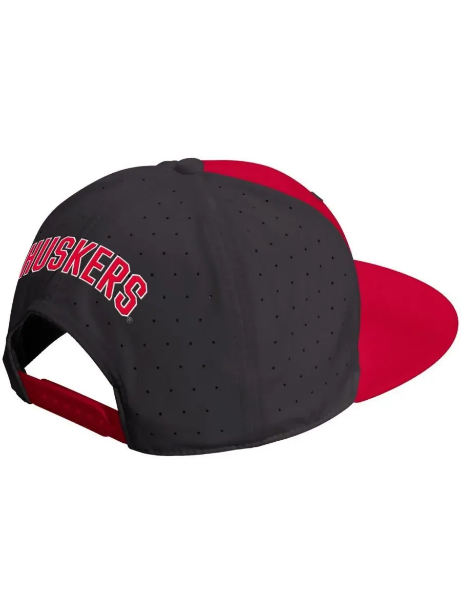 Adidas Мужская и женская бейсболка Nebraska Huskers Performance с плоским козырьком и регулируемым — изображение 2 из 2