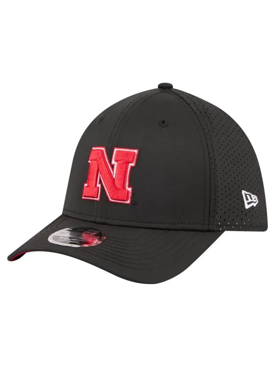 Кепка с вышивкой Nebraska Huskers 39THIRTY M-Crown Flex Fit New Era — изображение 3 из 5, черный