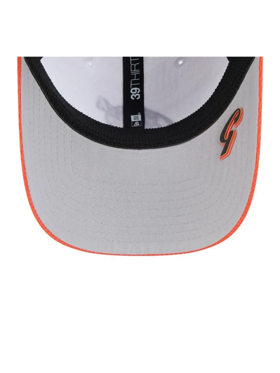 New Era Мужская кепка San Francisco Giants 2025 MLB Clubhouse 39THIRTY Flex — изображение 2 из 5, черный оранжевый