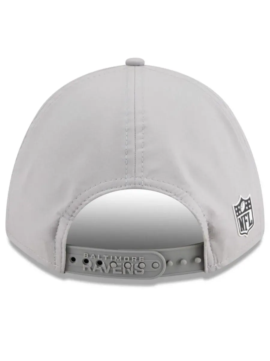 New Era Мужская серая регулируемая кепка Baltimore Ravens 2025 Sideline M-Crown 9FORTY — изображение 3 из 5, серый