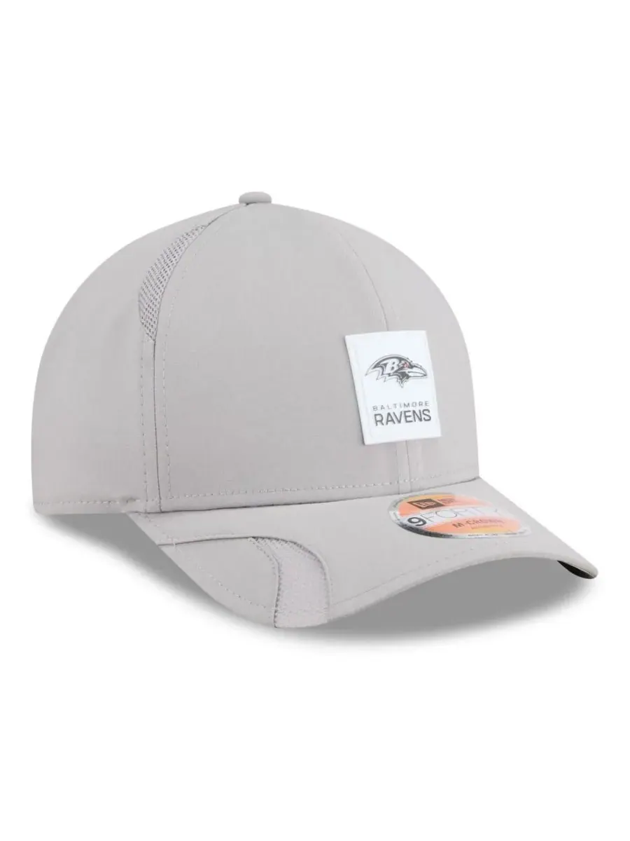New Era Мужская серая регулируемая кепка Baltimore Ravens 2025 Sideline M-Crown 9FORTY — изображение 4 из 5, серый