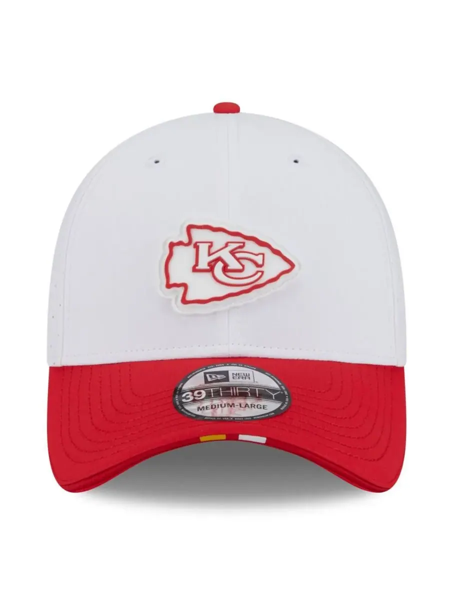 New Era Мужская бело-красная кепка Kansas City Chiefs 2025 NFL Training Camp 39THIRTY Flex Hat — изображение 2 из 4