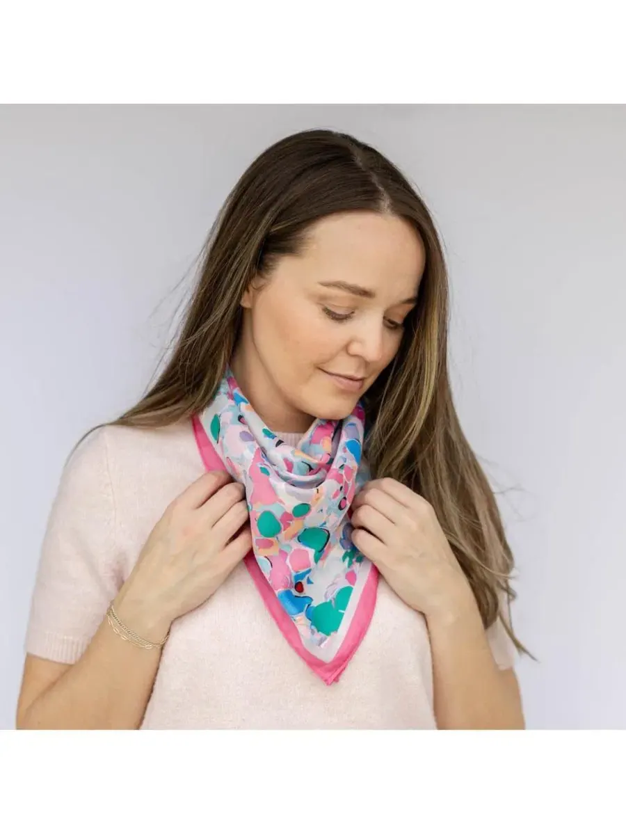 Шелковый платок с абстрактным флоральным принтом, модель Abstract Floral Headbands of Hope — изображение 3 из 11