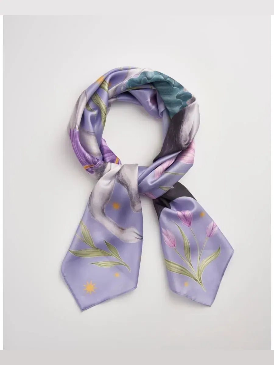 Шелковый платок с принтом Frenchie Lavender, Catherine Rowe Pet Portraits Fable England — изображение 2 из 3, синий