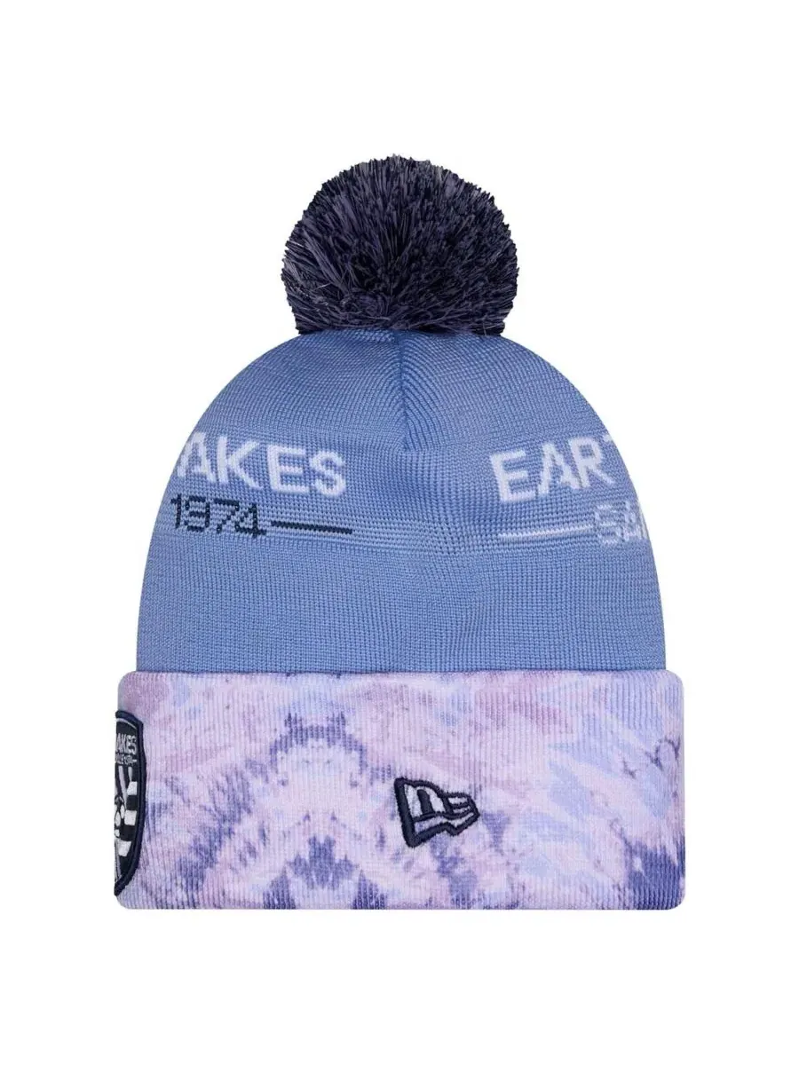 Вязаная шапка с помпоном San Jose Earthquakes 2026 Jersey Hook Cuffed New Era — изображение 2 из 3, светлый синий
