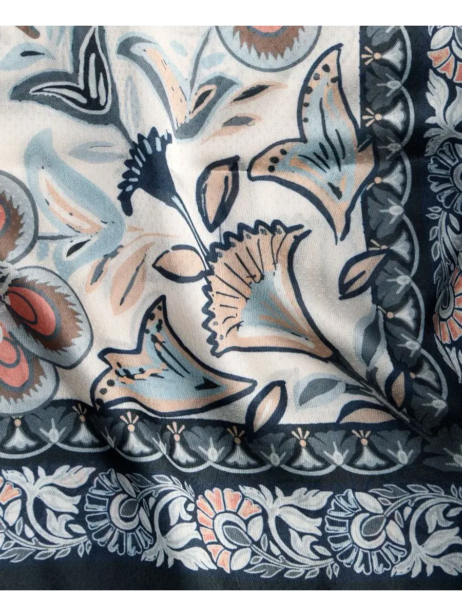 Платок с контрастным цветочным принтом, модель Medallion Contrast Floral I.N.C. International — изображение 3 из 3, черный