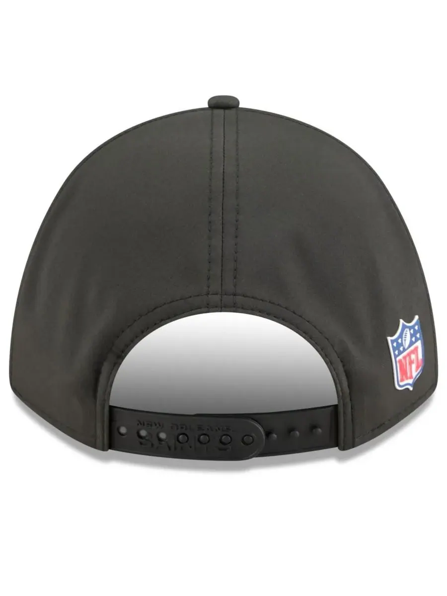 New Era Мужская черная регулируемая кепка New Orleans Saints 2025 Sideline M-Crown 9FORTY — изображение 3 из 5, черный