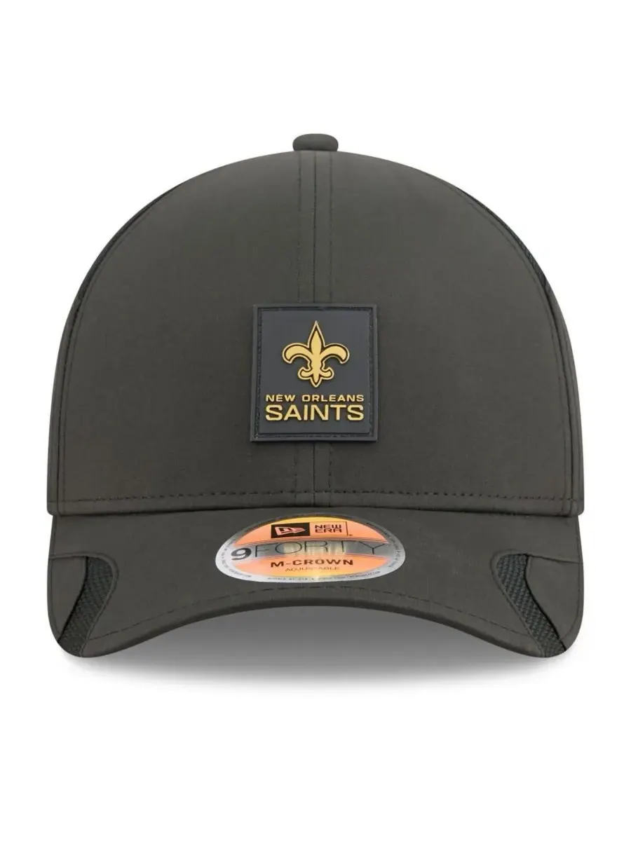 New Era Мужская черная регулируемая кепка New Orleans Saints 2025 Sideline M-Crown 9FORTY — изображение 5 из 5, черный