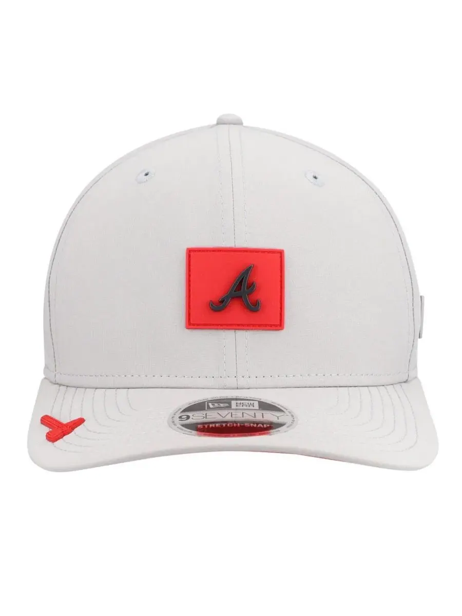 Кепка с козырьком Atlanta Braves 2026 Clubhouse 9SEVENTY New Era — изображение 2 из 4, серый