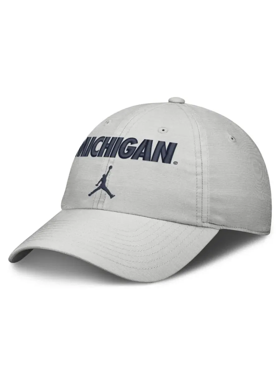 Кепка с вышивкой Michigan Wolverines 2026 On-Field Gameday Club Jordan