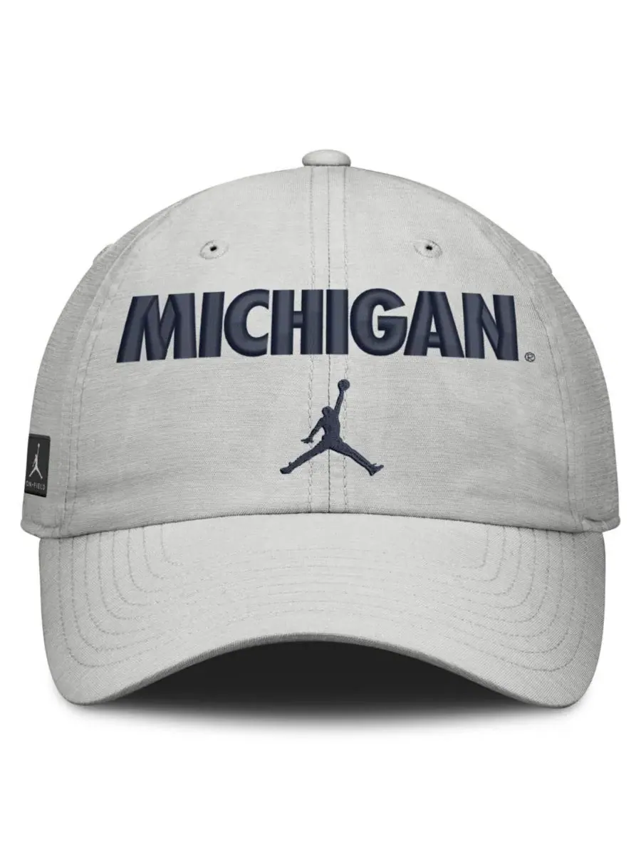 Кепка с вышивкой Michigan Wolverines 2026 On-Field Gameday Club Jordan — изображение 2 из 4, серый