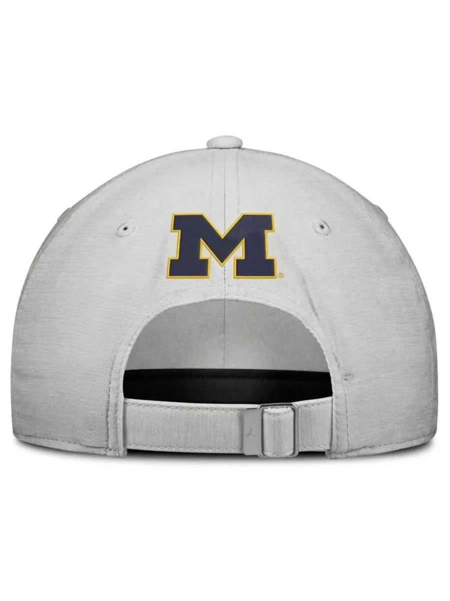 Кепка с вышивкой Michigan Wolverines 2026 On-Field Gameday Club Jordan — изображение 4 из 4, серый