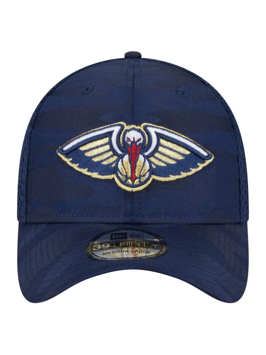 New Era Мужская темно-синяя кепка New Orleans Pelicans с неброским камуфляжным рисунком 39THIRTY — изображение 3 из 4