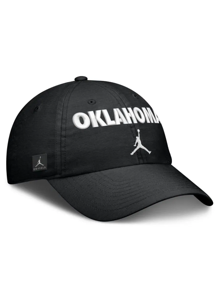 Кепка с вышивкой Oklahoma Sooners 2026 On-Field Gameday Club Jordan — изображение 3 из 4, черный