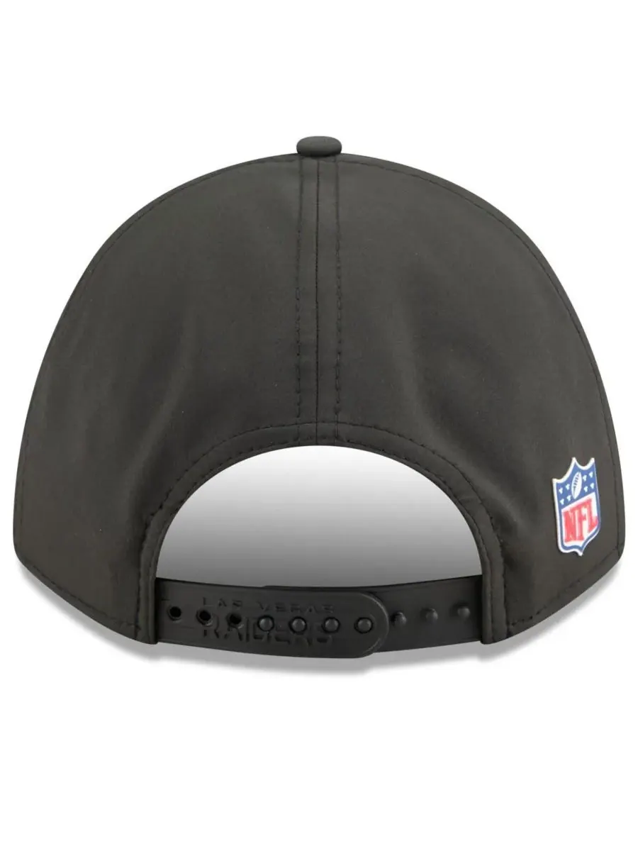 New Era Мужская черная регулируемая кепка Las Vegas Raiders 2025 Sideline M-Crown 9FORTY — изображение 2 из 5, черный