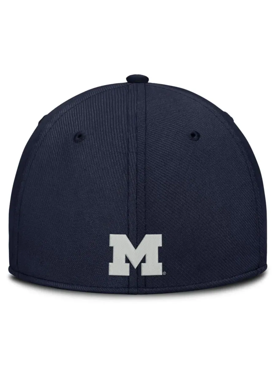 Кепка с вышивкой Michigan Wolverines Rise On-Field Swoosh Flex Dri-FIT — изображение 2 из 4, темно-синий