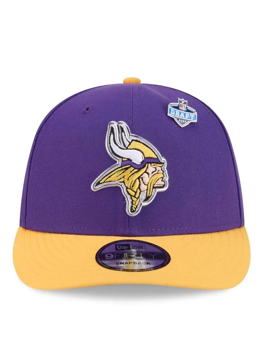 Кепка-снэпбек New Era Minnesota Vikings 2026 NFL Draft On Stage Pre-Curved 9FIFTY — изображение 2 из 5, фиолетовый золотистый