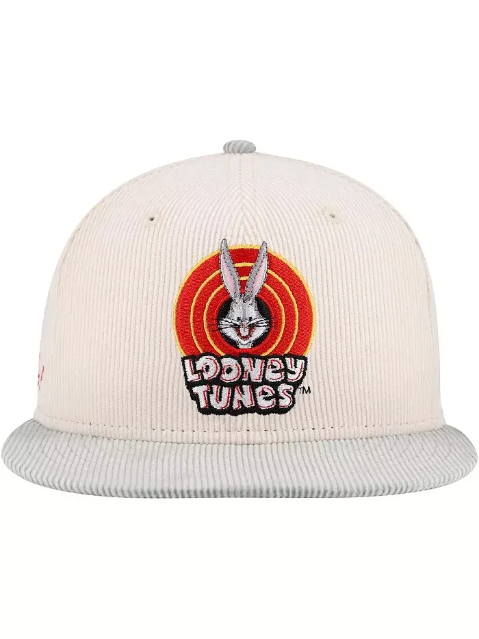 Мужская кремовая бейсболка Looney Tunes 9FIFTY из вельвета с застежкой-кнопкой New Era — изображение 5 из 5