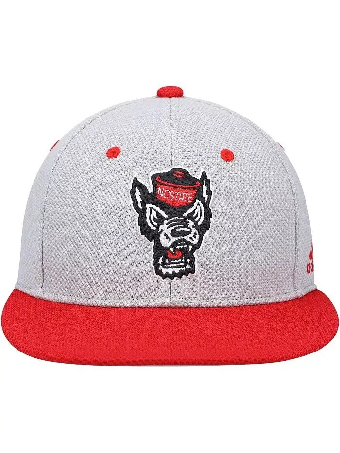 Мужская серо-красная бейсбольная кепка для игры в NC State Wolfpack Adidas — изображение 2 из 4