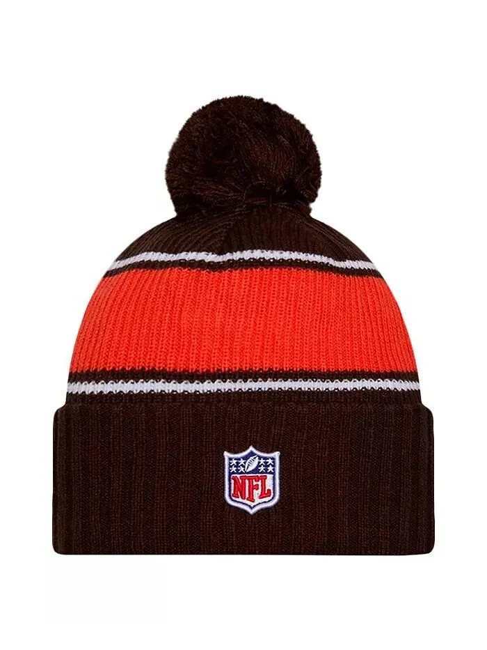 Мужская коричневая шапка Cleveland Browns 2024 Sideline с манжетами и помпоном New Era — изображение 2 из 2