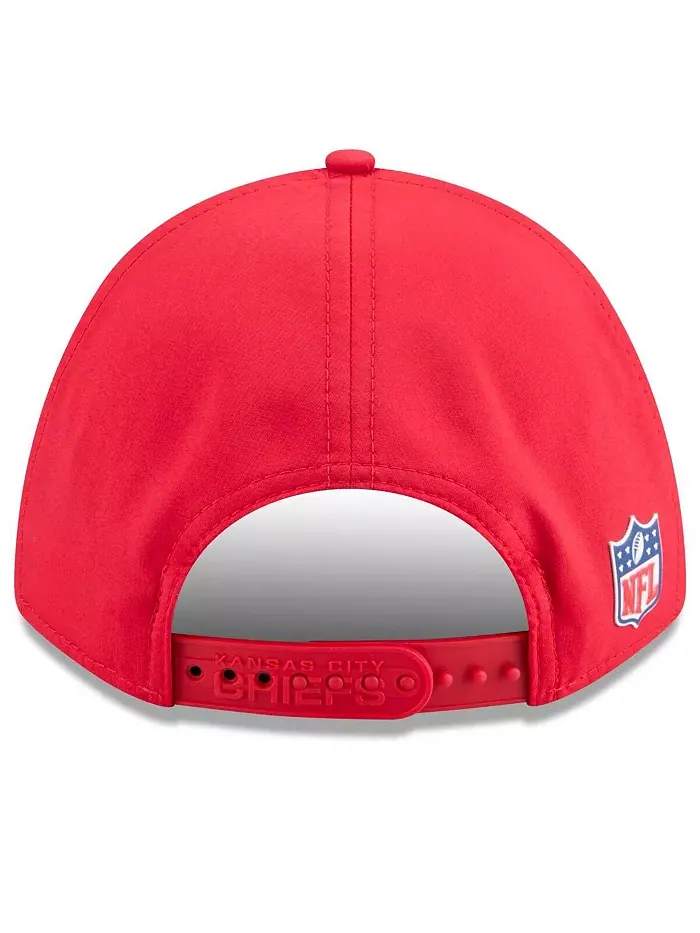 Регулируемая кепка Big Boys and Girls Red Kansas City Chiefs 2025 Sideline 9FORTY New Era — изображение 2 из 5