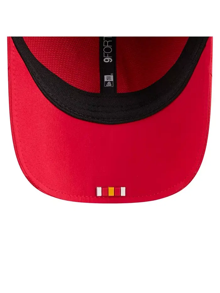 Регулируемая кепка Big Boys and Girls Red Kansas City Chiefs 2025 Sideline 9FORTY New Era — изображение 3 из 5