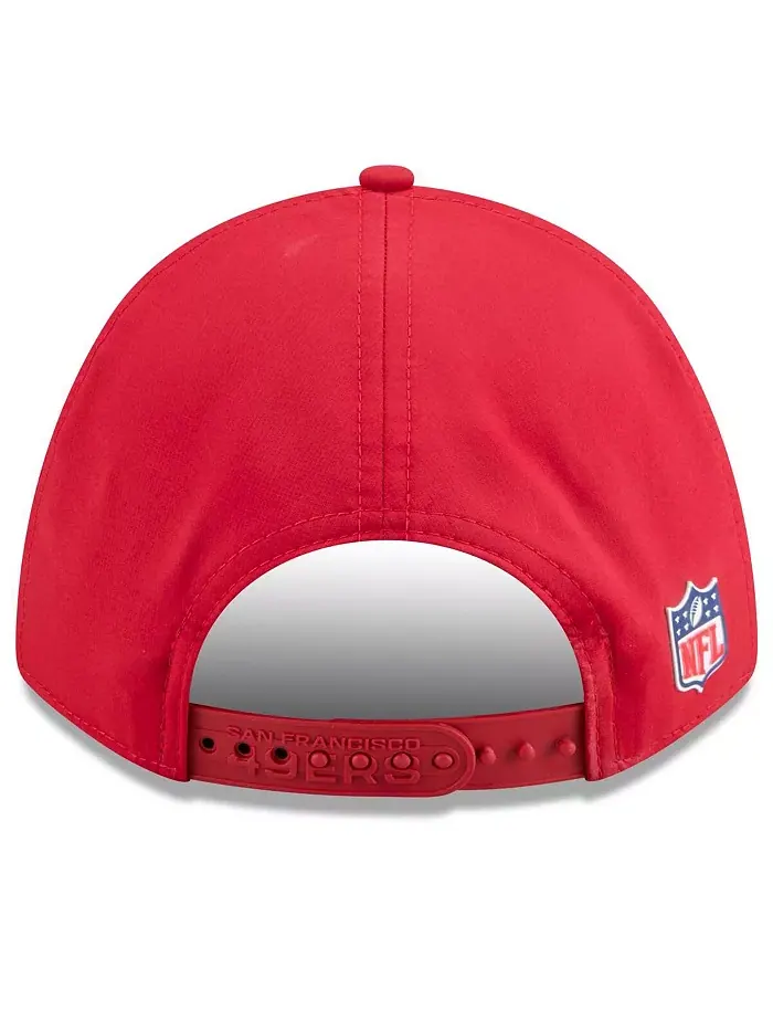 Регулируемая кепка Scarlet San Francisco 49ers 2025 Sideline 9FORTY для больших мальчиков и девочек — изображение 3 из 5