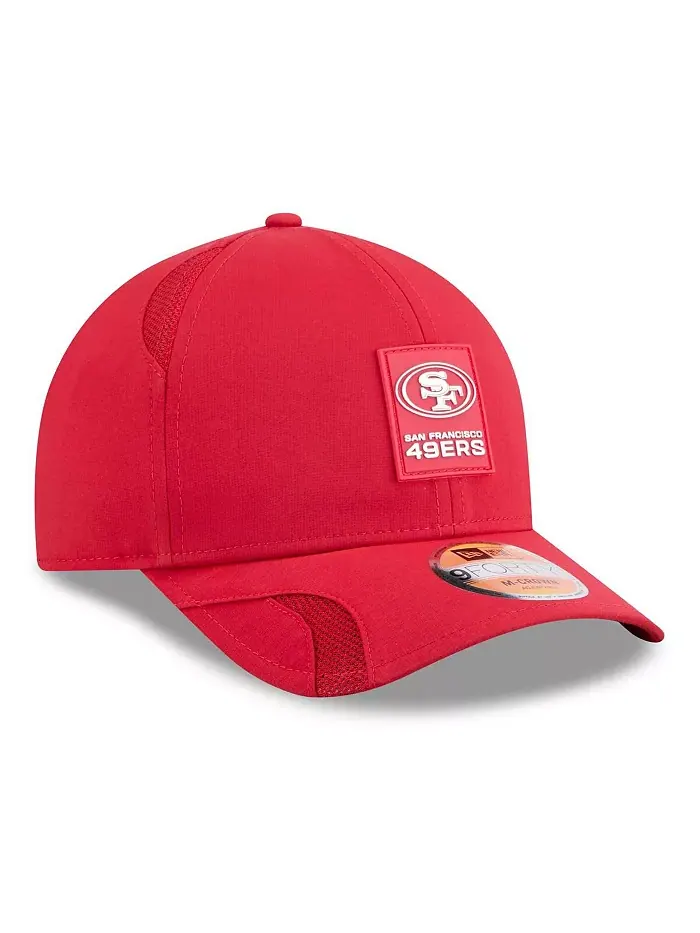 Регулируемая кепка Scarlet San Francisco 49ers 2025 Sideline 9FORTY для больших мальчиков и девочек — изображение 4 из 5