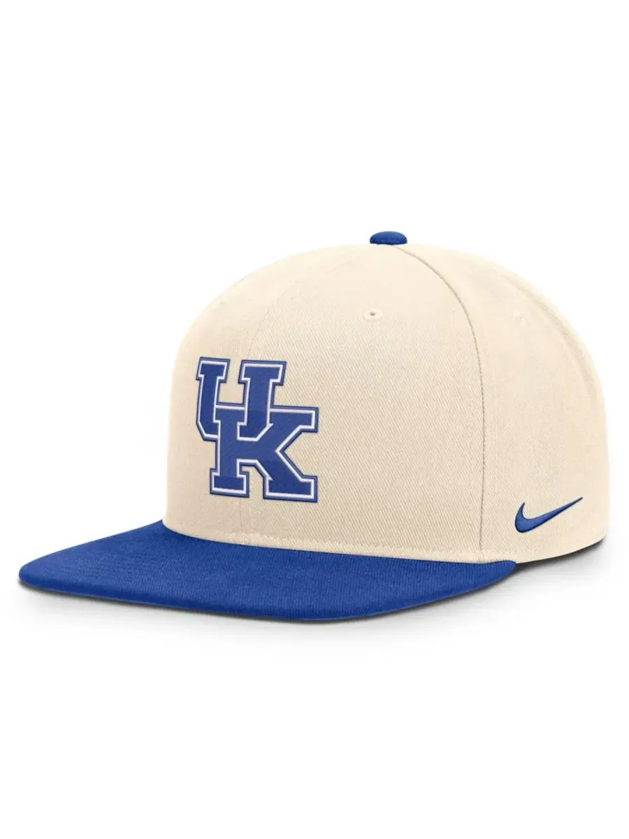 Кепка-снэпбек с вышивкой Kentucky Wildcats Campus Prep Nike, Natural Royal