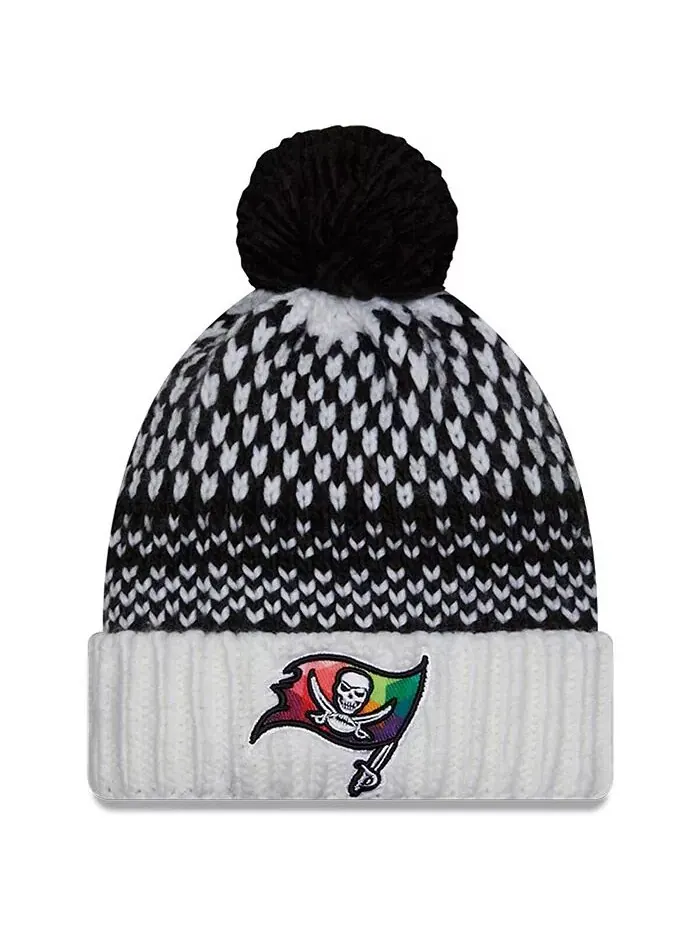 Женская шапка Tampa Bay Buccaneers 2023 NFL Crucial Catch с манжетами и помпоном New Era