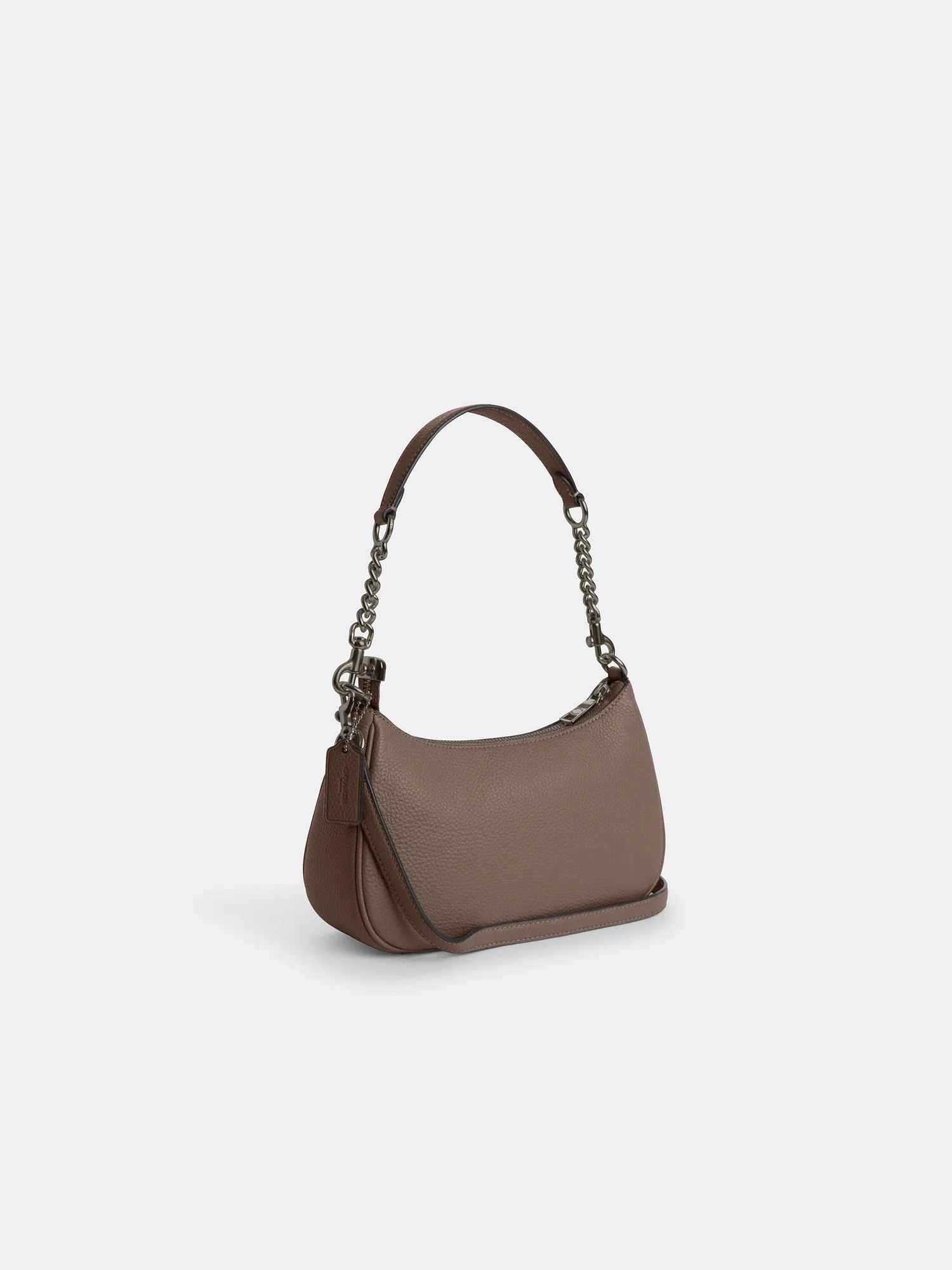 Сумка Coach Teri коричневого цвета с цепочным ремнём, вид сбоку под углом.