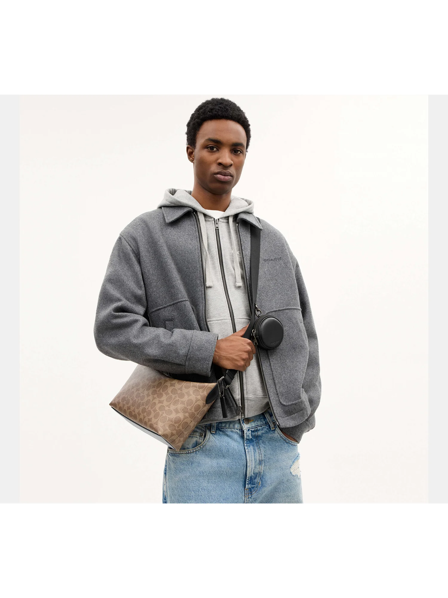 Маленькая сумка-кроссбоди Coach Finn Signature Canvas — 16