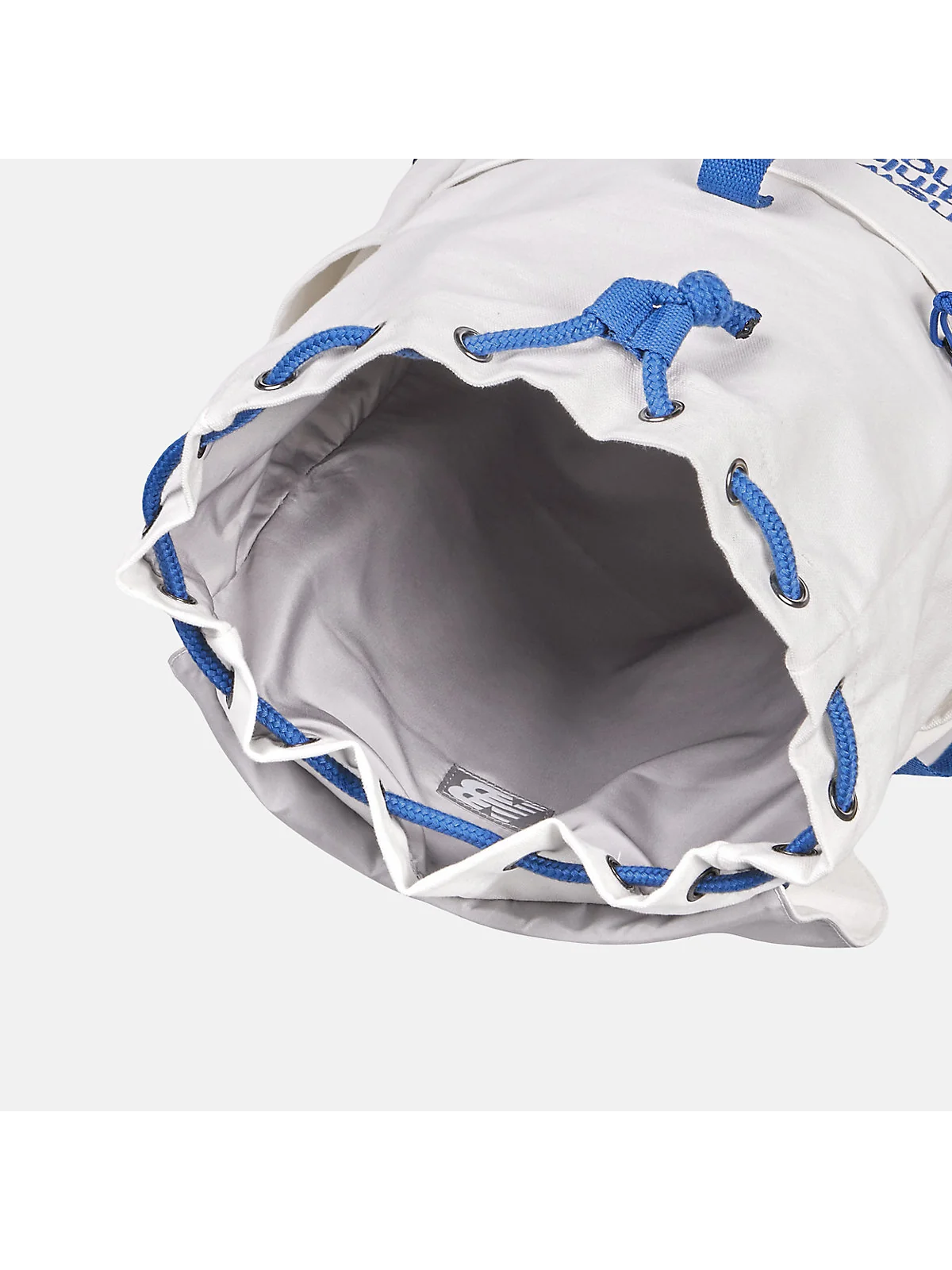Открытый чёрный рюкзак New Balance из канваса, вид внутреннего отделения.
