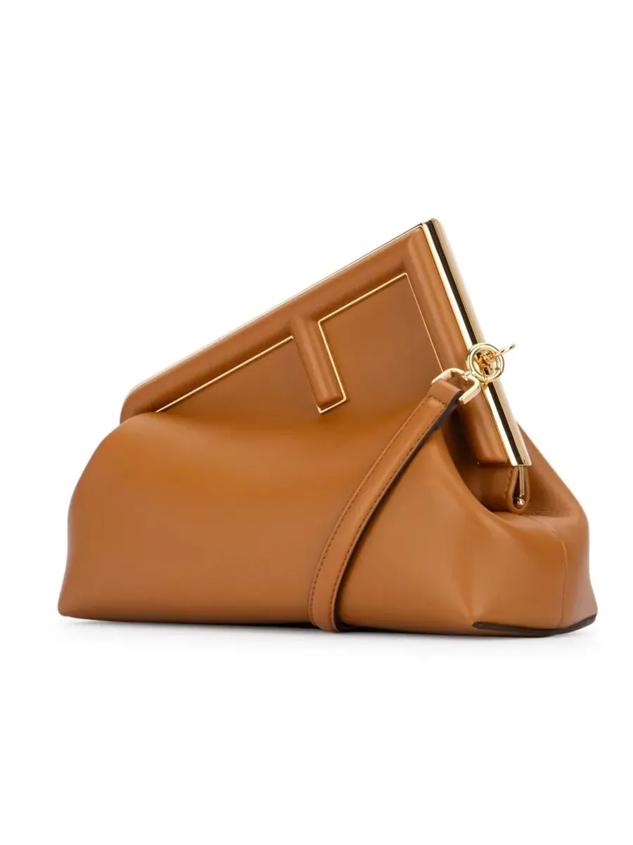 Клатч Fendi First Midi из мягкой кожи наппа — изображение 3 из 3, карамель/золото мягкий