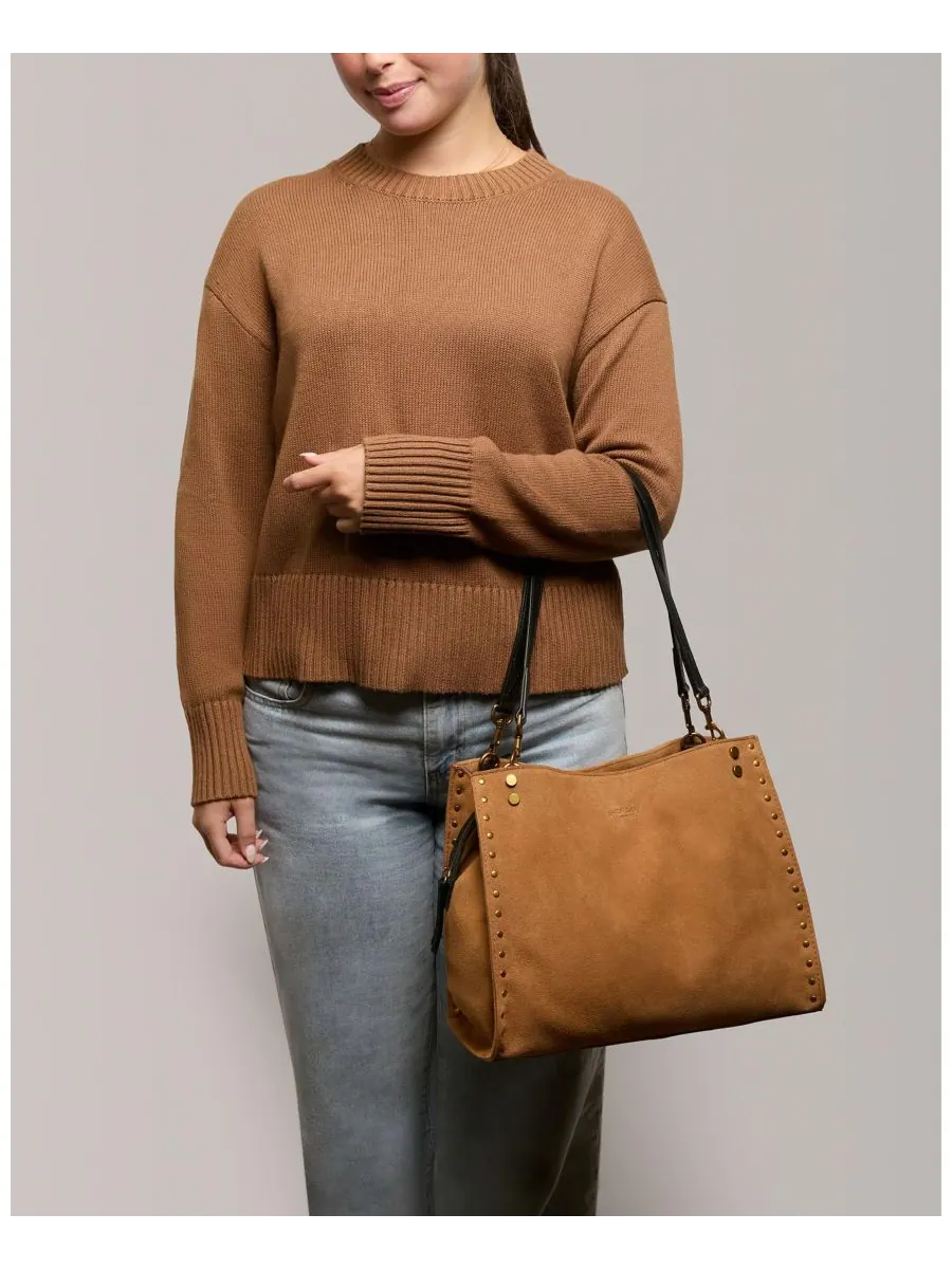 Сумка-портфель LENOX с заклепками и тройным входом American Leather Co, Cafe Latte Suede — изображение 2 из 4
