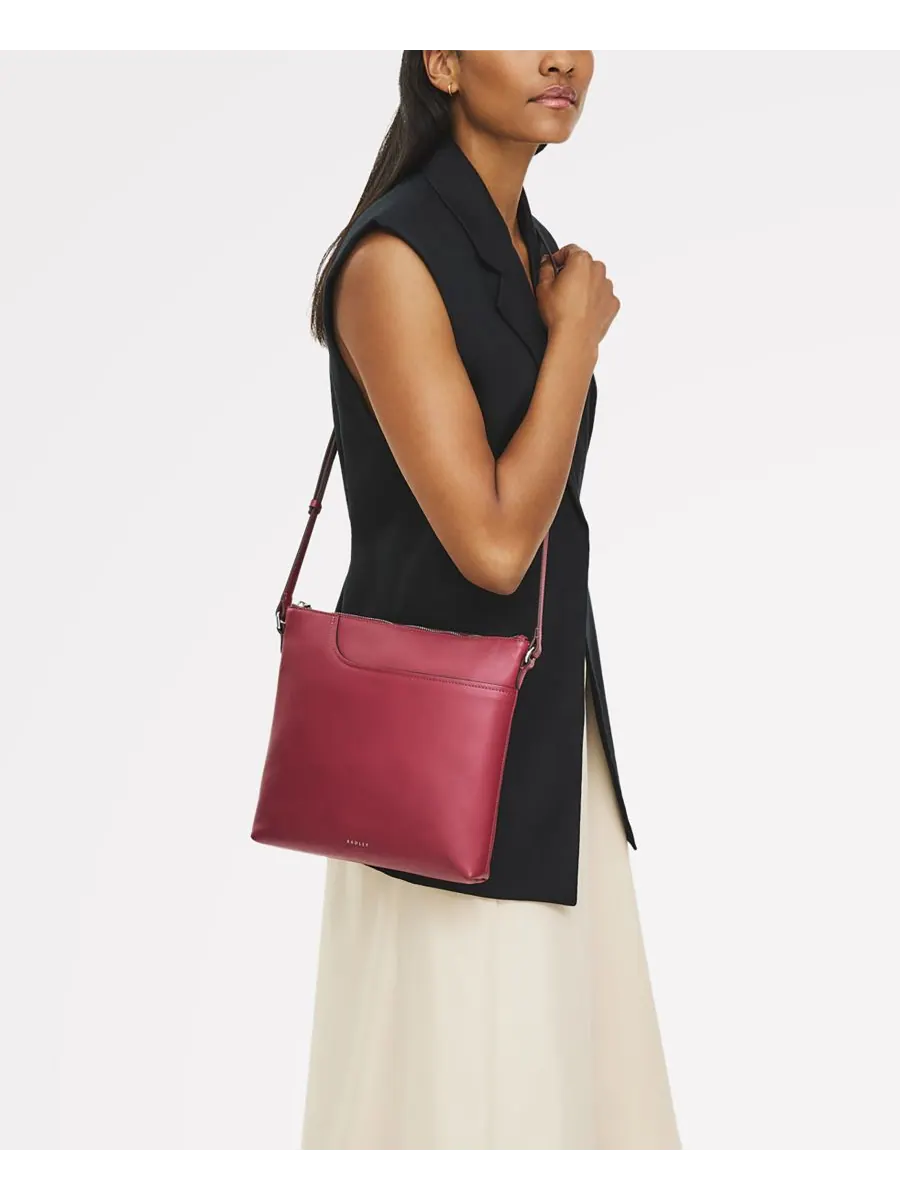 Карманы Маленькая кожаная сумка через плечо на молнии Radley London, Carmine — изображение 2 из 5