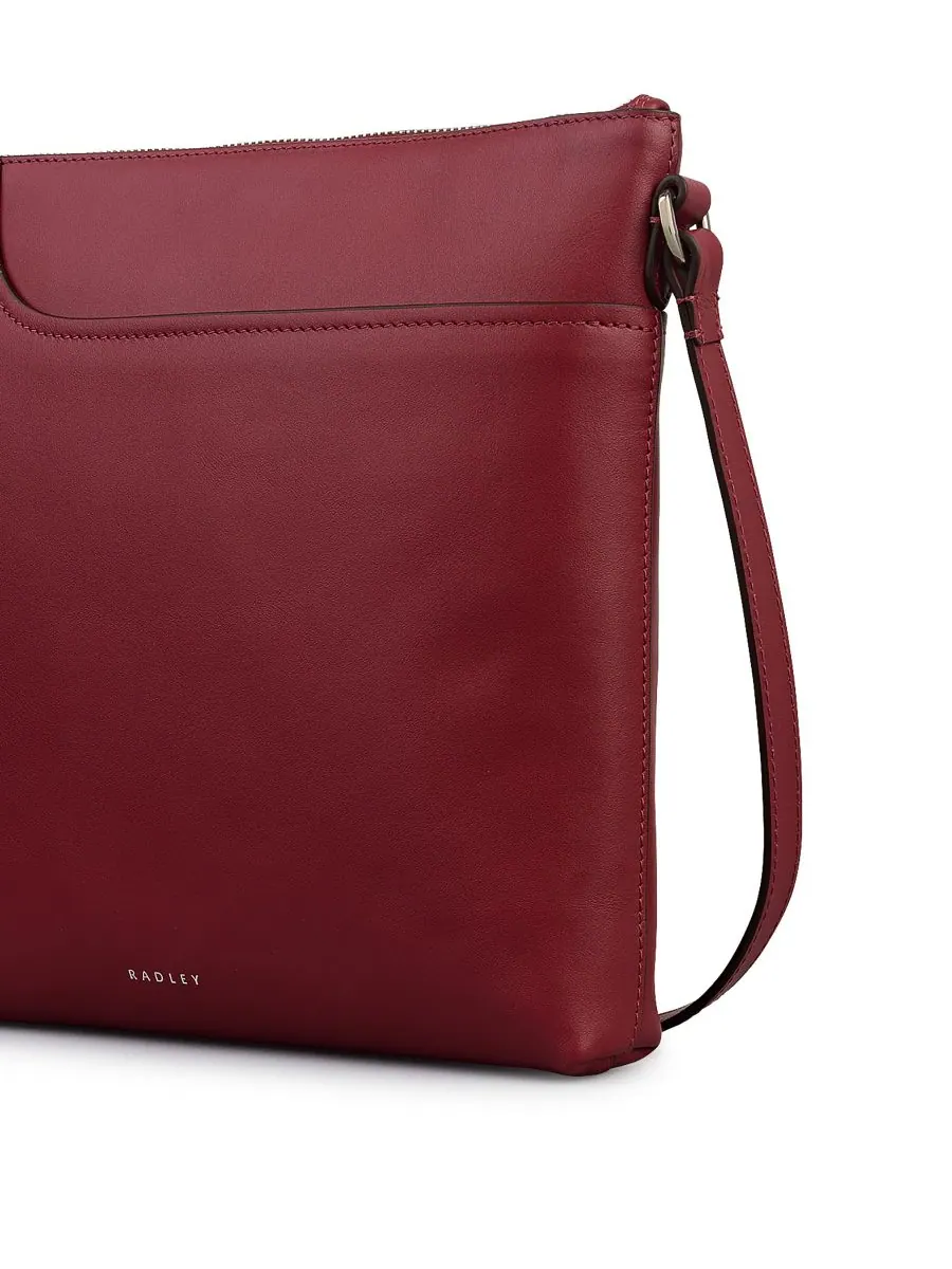 Карманы Маленькая кожаная сумка через плечо на молнии Radley London, Carmine — изображение 4 из 5