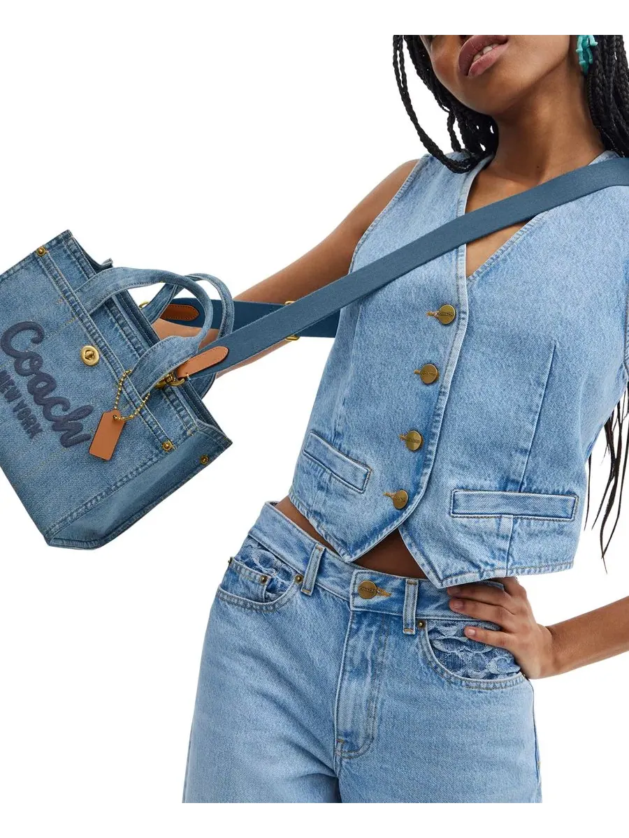 Джинсовая сумка-тоут Cargo от COACH — изображение 3 из 7, индиго