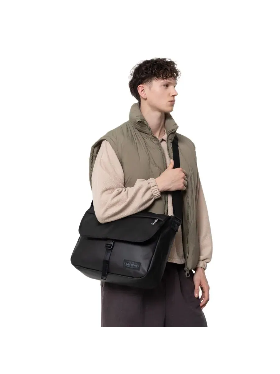 Сумка-мессенджер с отделением для ноутбука Delegate+ Tarp Black2 Eastpak — изображение 2 из 7, черный