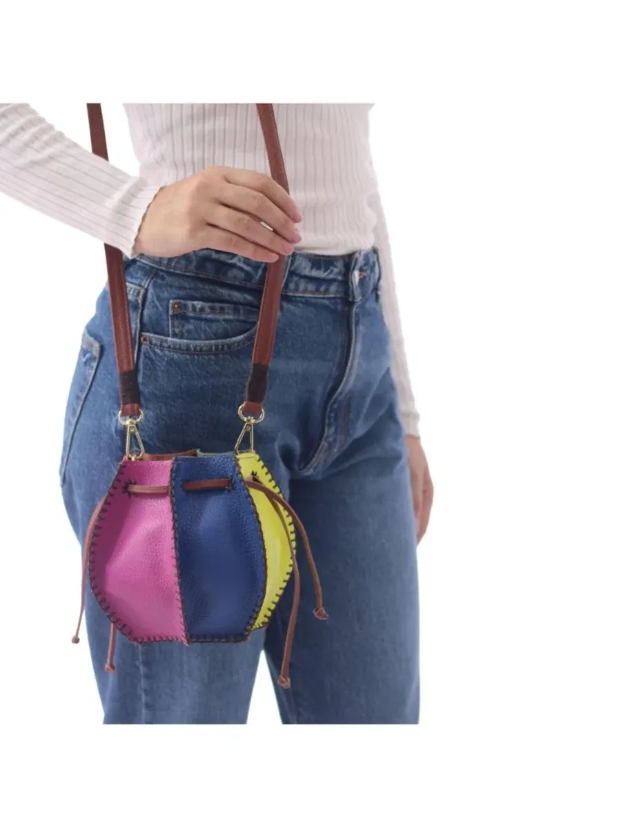 Сумка-шопер из натуральной кожи с радужными панелями Mini Bucket Leather Pouch Bag Carlos Falchi — изображение 7 из 8, мульти