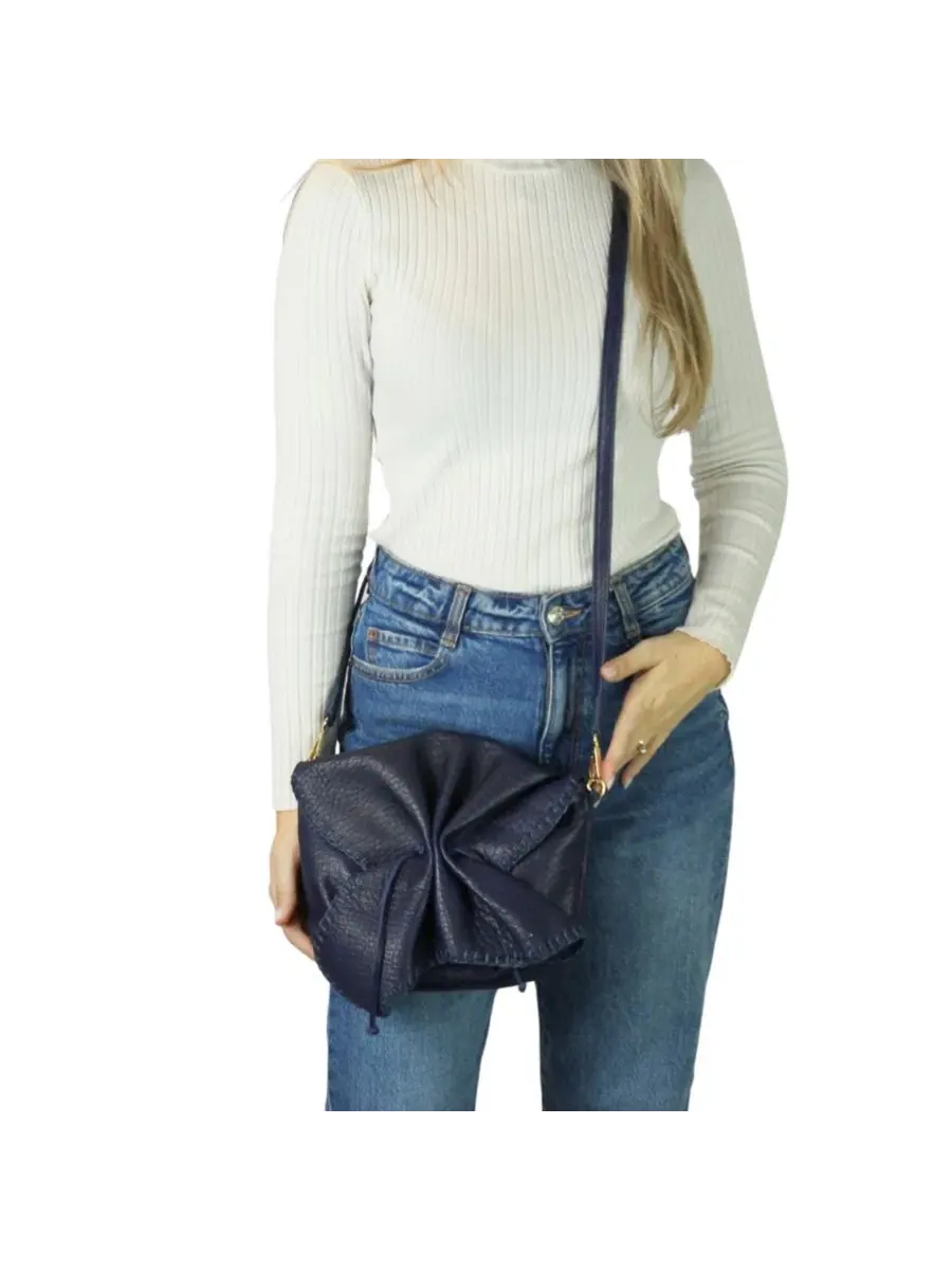 Сумка-шопер из мягкой кожи ягненка, с двумя съемными ремнями Carlos Falchi — изображение 5 из 9, темно-синий