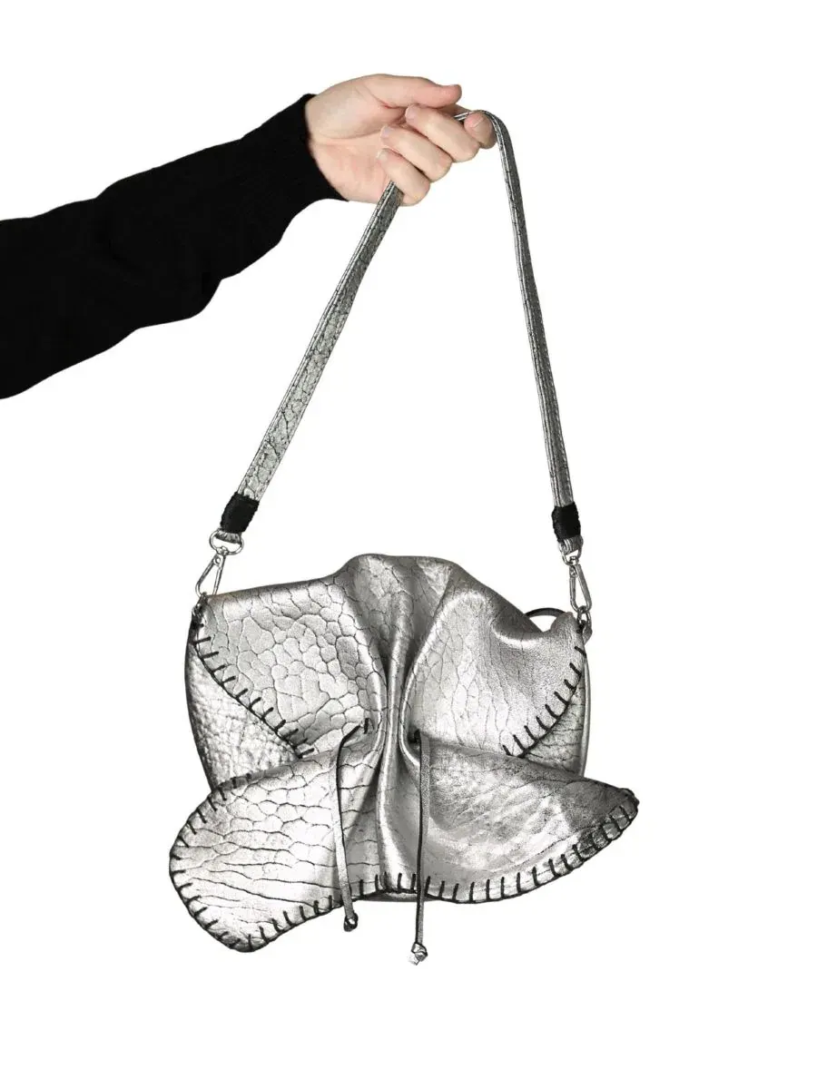 Сумка-шопер из ягнячьей кожи с двумя съемными ремнями Medium Butterfly Lambskin Bag Carlos Falchi — изображение 4 из 9