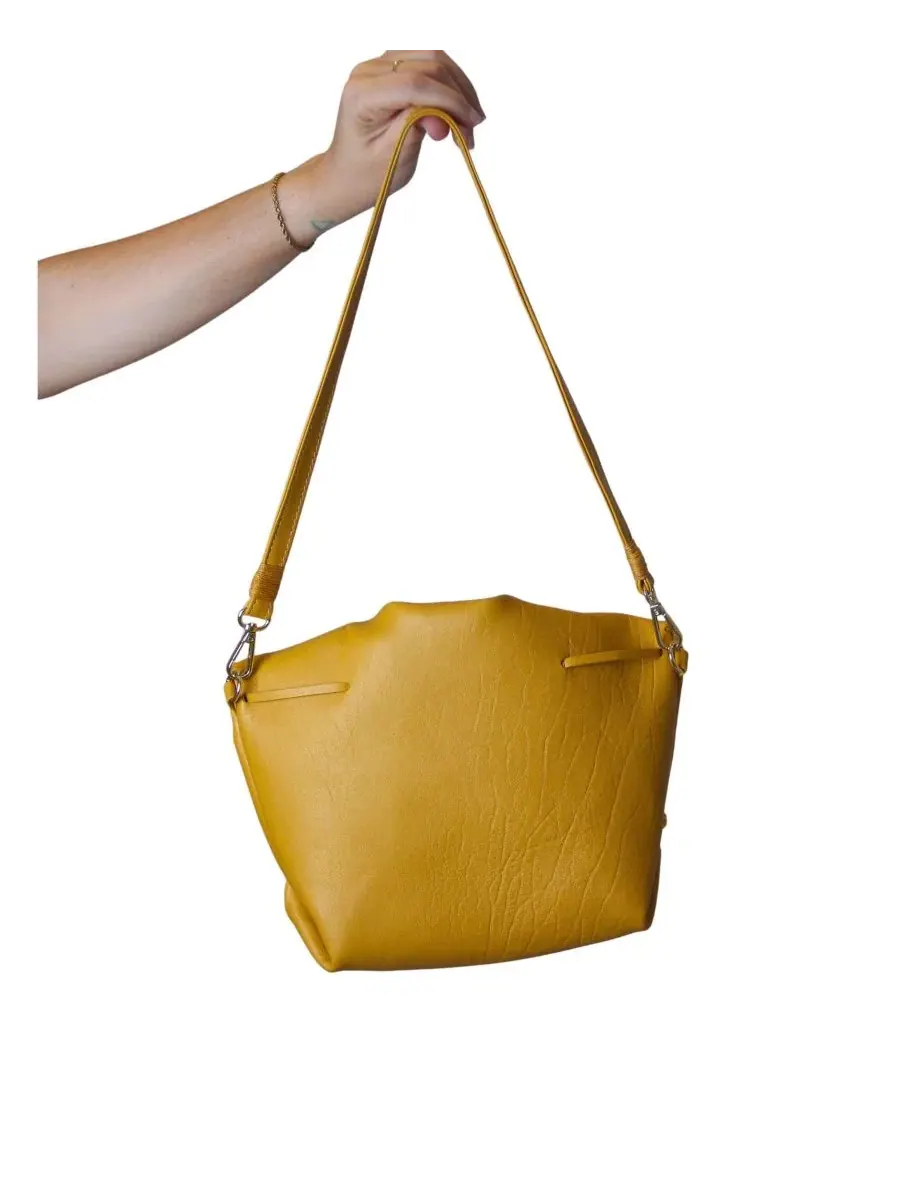 Сумка-шопер из мягкой овчины Medium Butterfly Lambskin Carlos Falchi — изображение 6 из 9, желтый