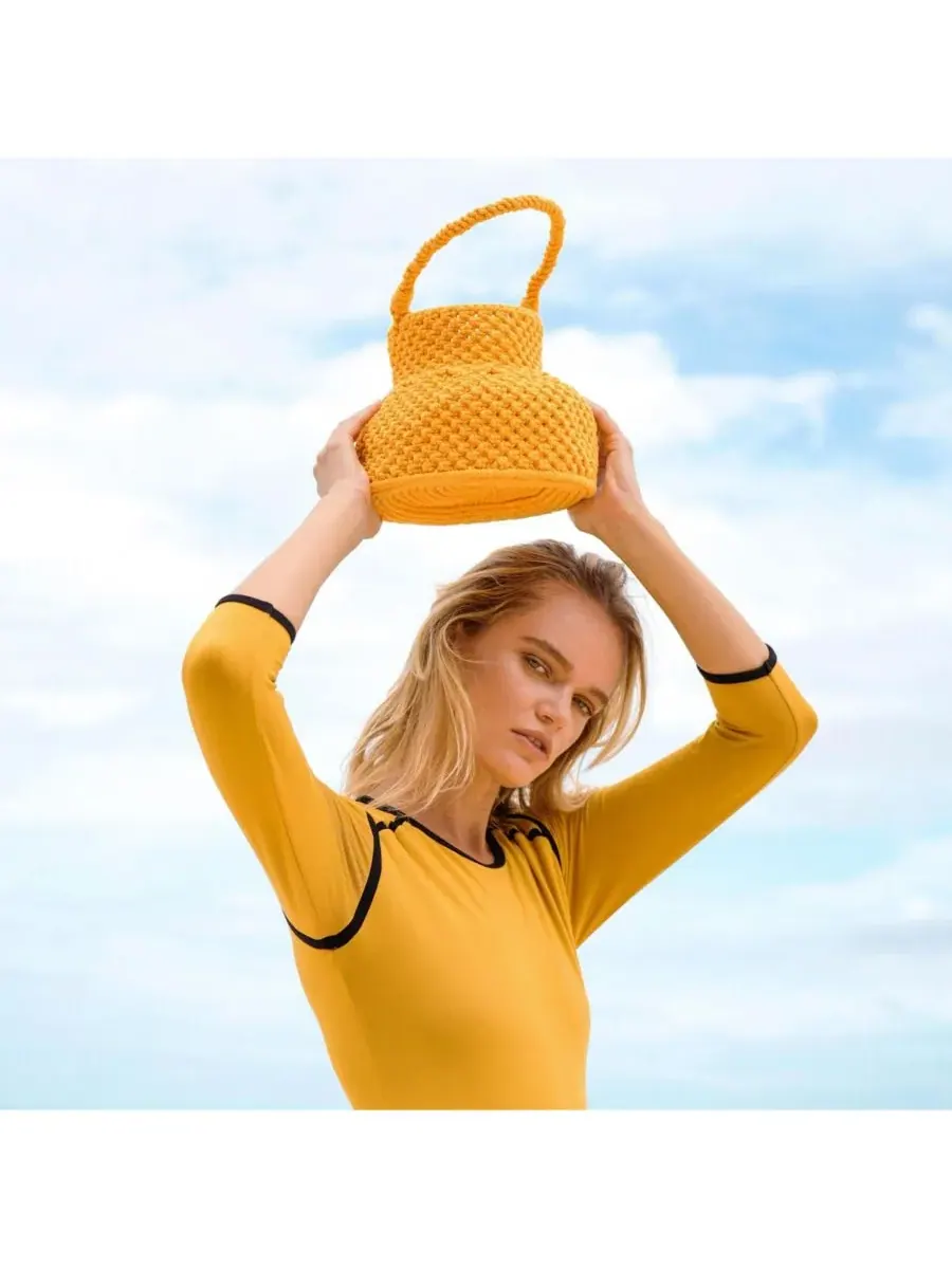 Brunna.co Корзинка-пакет PETITE NAGA из макраме — изображение 3 из 9, желтый
