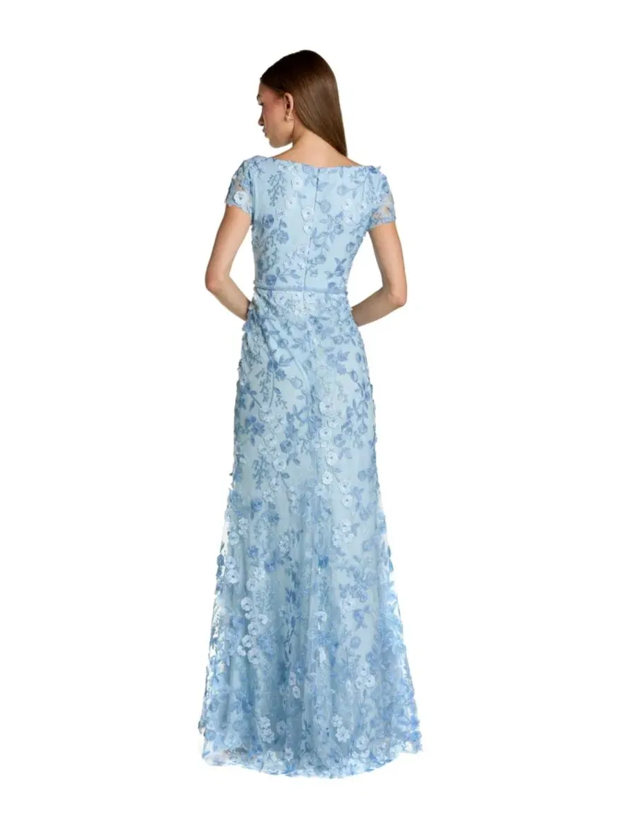 Вечернее платье с цветочным кружевом Petite Floral Applique Boat Neck Short Sleeve Gown Mac Duggal — изображение 2 из 3