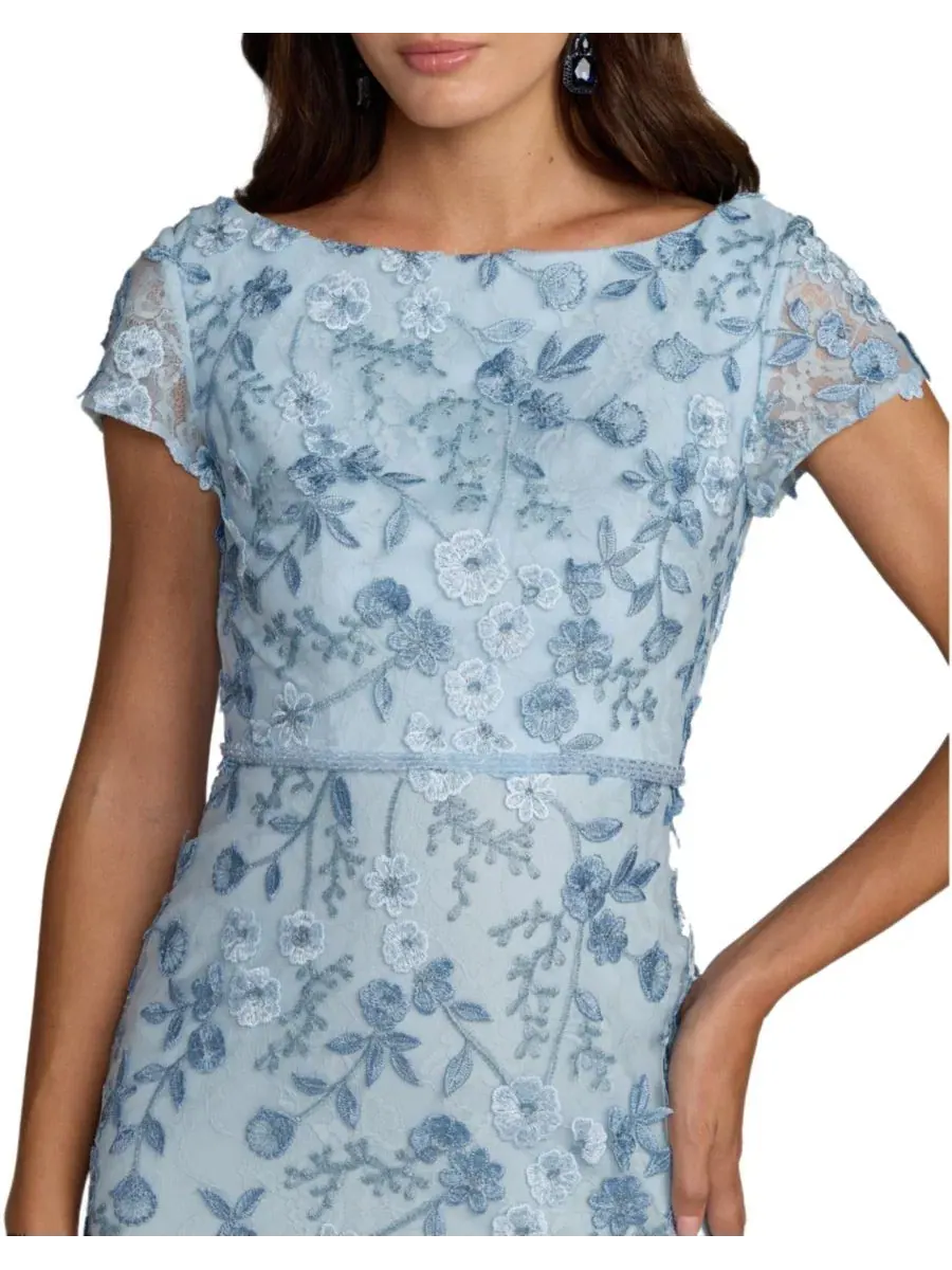 Вечернее платье с цветочным кружевом Petite Floral Applique Boat Neck Short Sleeve Gown Mac Duggal — изображение 3 из 3