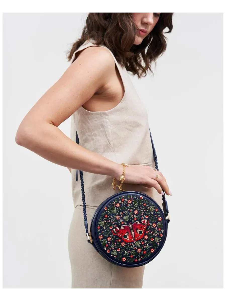 Сумка-круглая с вышивкой бабочки Chloe Admiral Circle Bag Fable England — изображение 2 из 7, темно-синий